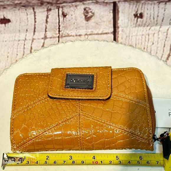 NWT Kenneth Cole Reaction Vachetta Tan Crocodile Embossed Wristlet Bifold Wallet - Picture 5 of 8